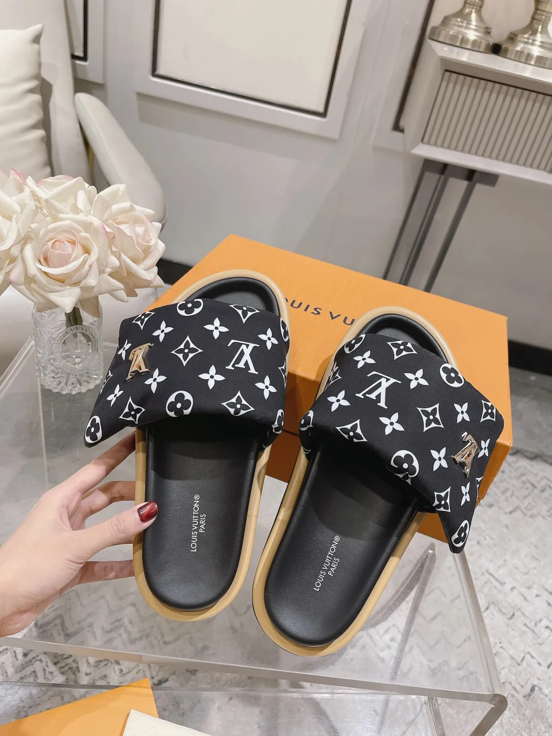 👟👟Ex-factory price 360👟👟 Lvjia brand | ²⁰²5 𝐬𝐬 💛2025 spring and summer latest popular Velcro series...Couple style thick-soled slippers, new rare products at the purchasing level💫 🍒This style is the favorite of celebrities🌟big internet celebrities. A simple and elegant sandal. A good style that you can't take your eyes off at a glance! The thick sole has the effect of increasing the height of the feet. It has the function of elongating the legs immediately. It is exquisite and low-key luxury✔️ No matter it is paired with skirts or trousers, it is super aura🛍 ━━━━━ ЅᏇєєt ━━━━━ ▪️Upper: LV old floral fabric ▪️Outsole: original molded outsole ▪️Shoe size: 35-45